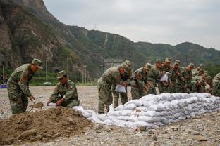 曼联24-25赛季客场球衣谍照：深蓝+浅蓝，球衣有暗纹